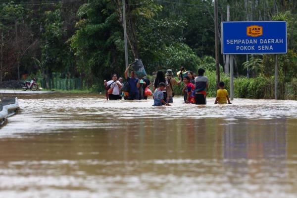 Flood evacuee numbers surge in Penang and Perlis this morning; Kedah hardest hit