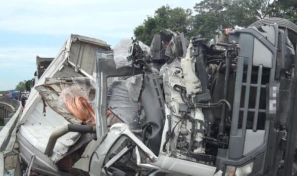 Attendant killed as lorry skids, crashes into broken-down truck on East Coast Expressway 2 in Kemaman