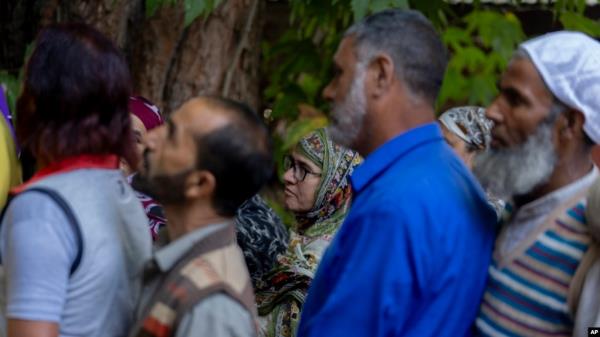 People queue up at a polling booth to cast their vote in Naira, south of Srinagar, Indian-co<em></em>ntrolled Kashmir, Sept. 18, 2024. 