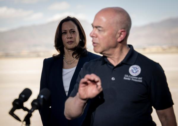 El Paso, TX (June 25, 2021) Homeland Security Secretary Alejandro Mayorkas, along with Vice President Kamala Harris, Senator Dick Durbin, and Representative Vero<em></em>nica Escobar, participate in a press co<em></em>nference in El Paso, TX.