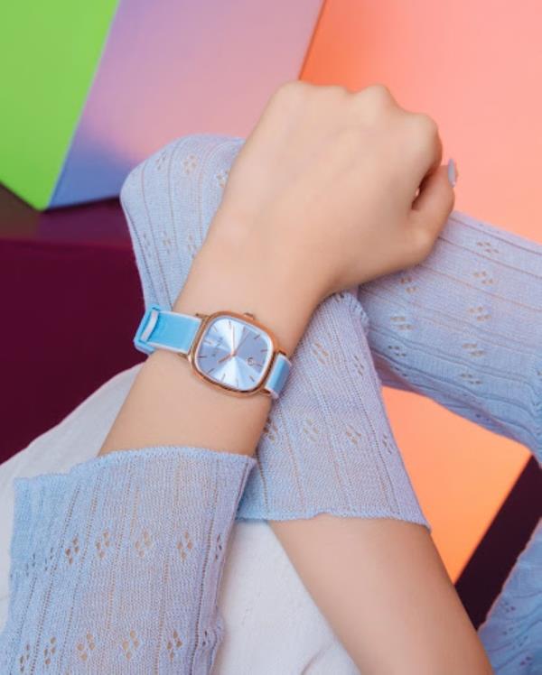 The La Luna Pop watch’s rectangular case with soft rounded corners is fashion-forward.